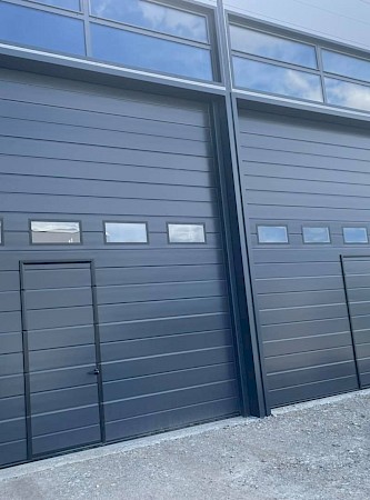 Segmentna industrijska vrata